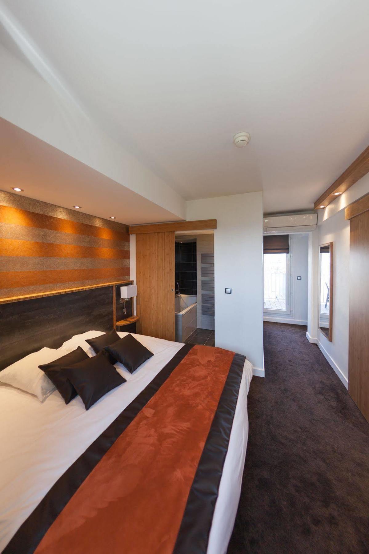 Hotel Foch ตาร์บ ภายนอก รูปภาพ