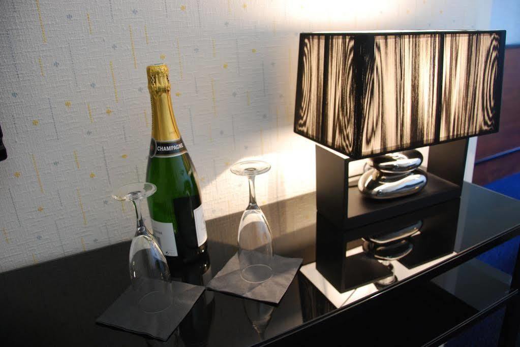 Hotel Foch ตาร์บ ภายนอก รูปภาพ